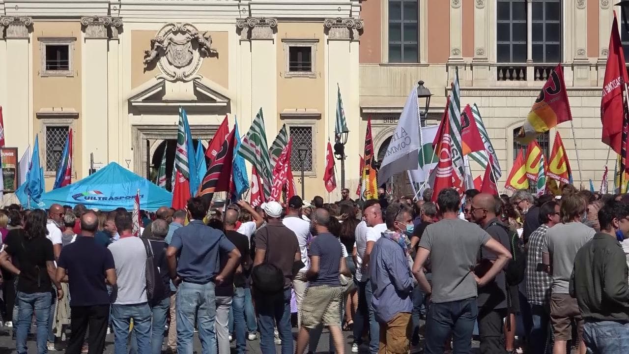 Alitalia, prosegue la protesta dei lavoratori: "Non sappiamo che fine faremo"