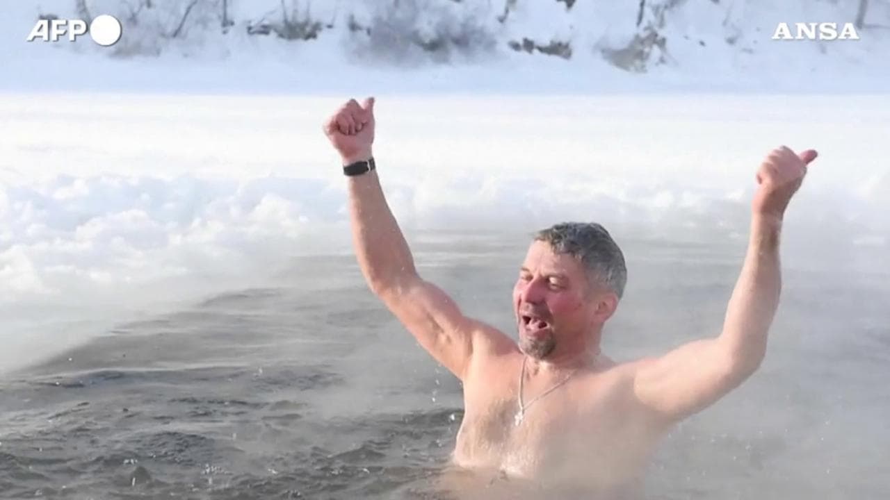 Russia, tuffo nel lago ghiacciato: a Novosibirsk si nuota a meno 35 gradi