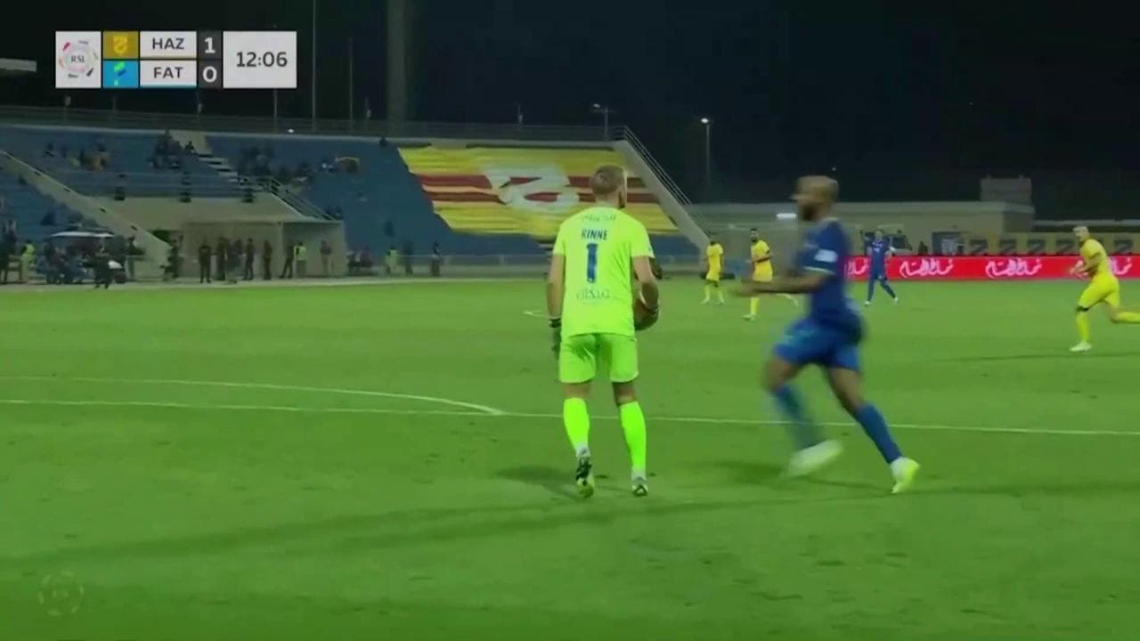 Il rigore più assurdo di sempre: vuole dare il cinque al suo portiere ma combina un disastro