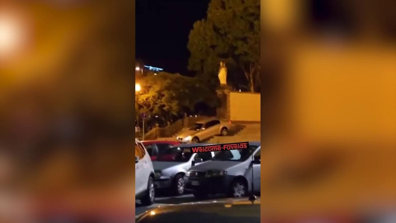 Udine, automobilista sbaglia strada e così scende la scalinata del santuario con l’auto