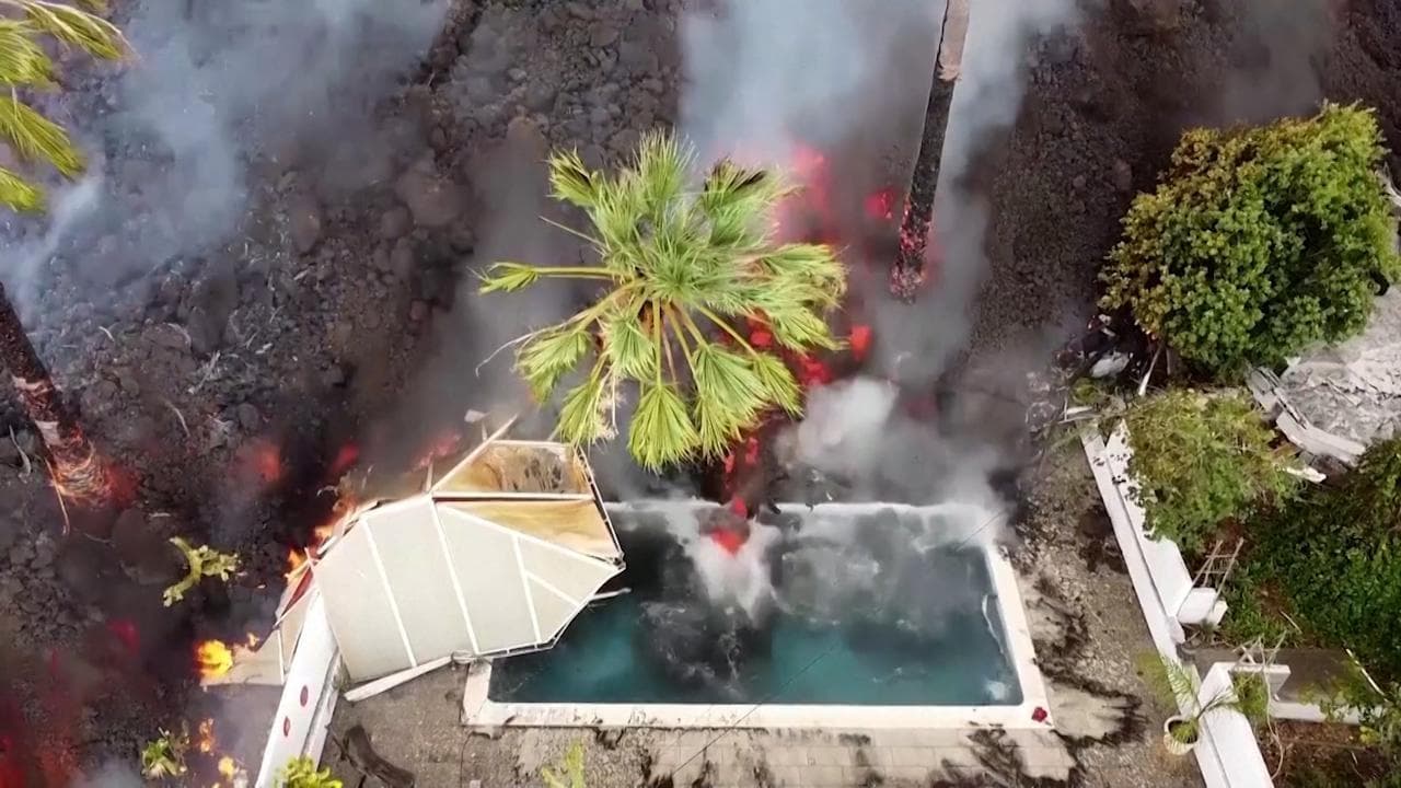Canarie, la lava del vulcano finisce in una piscina: le immagini dal drone