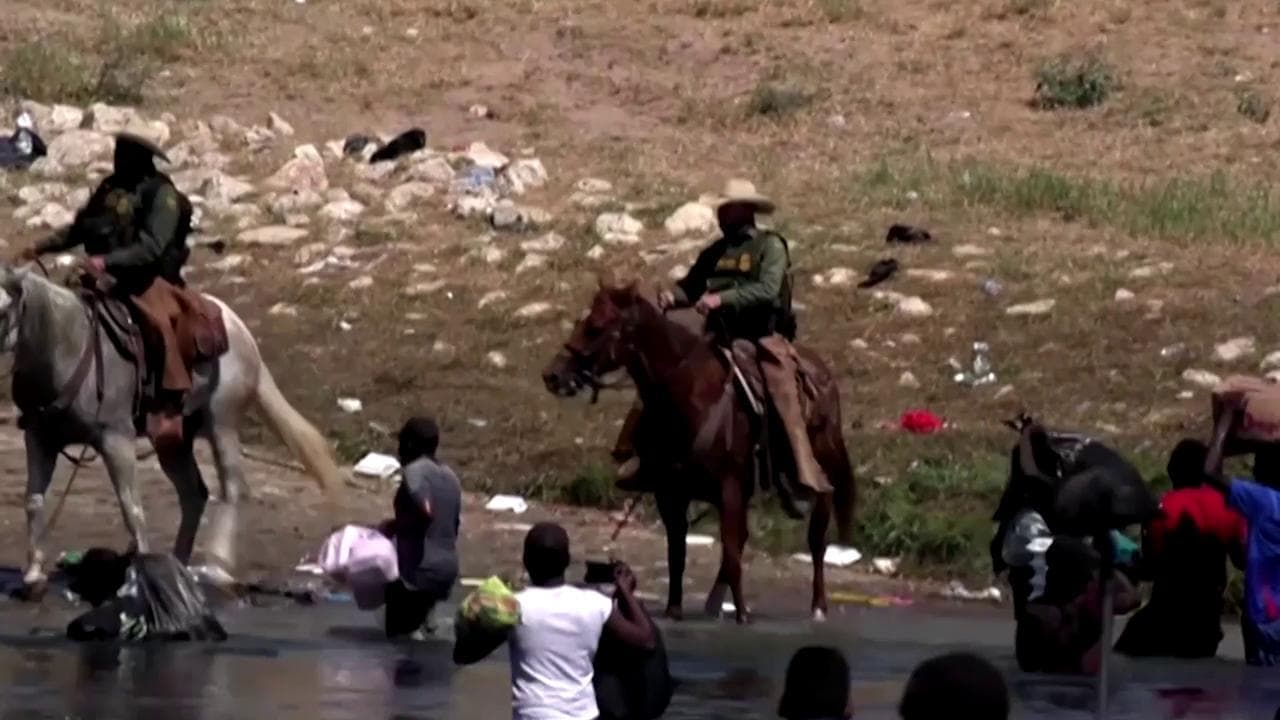 Texas, migranti frustati dalla polizia al confine. La Casa Bianca: "Orribile"