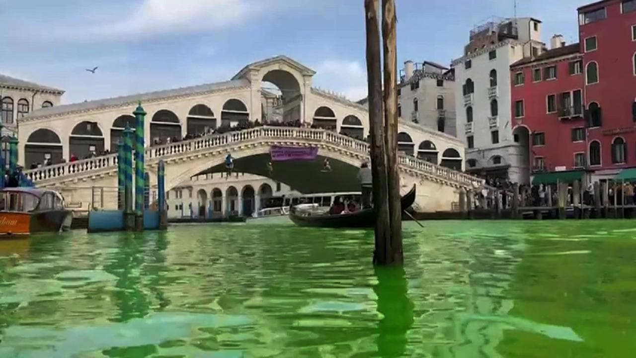 Venezia, ancora un blitz degli attivisti di "Extinction Rebellion": Canal Grande si colora di verde