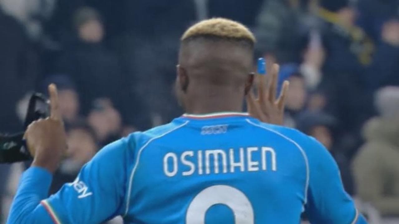 Il gesto di Osimhen verso i tifosi della Juventus: ricorda con le dita il 5-1 della scorsa stagione