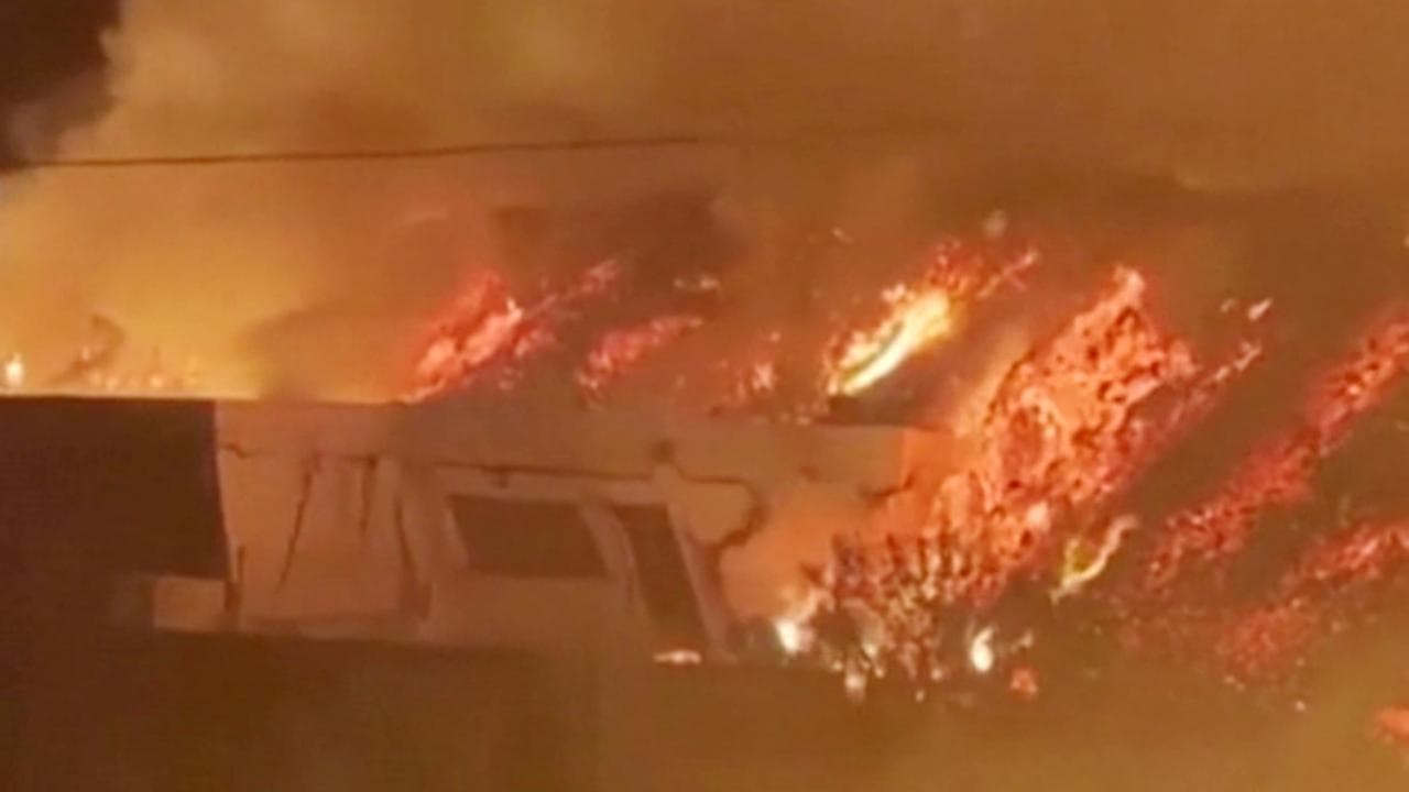 Canarie, la lava del Cumbre Vieja divora le case sull'isola di La Palma: le immagini impressionanti