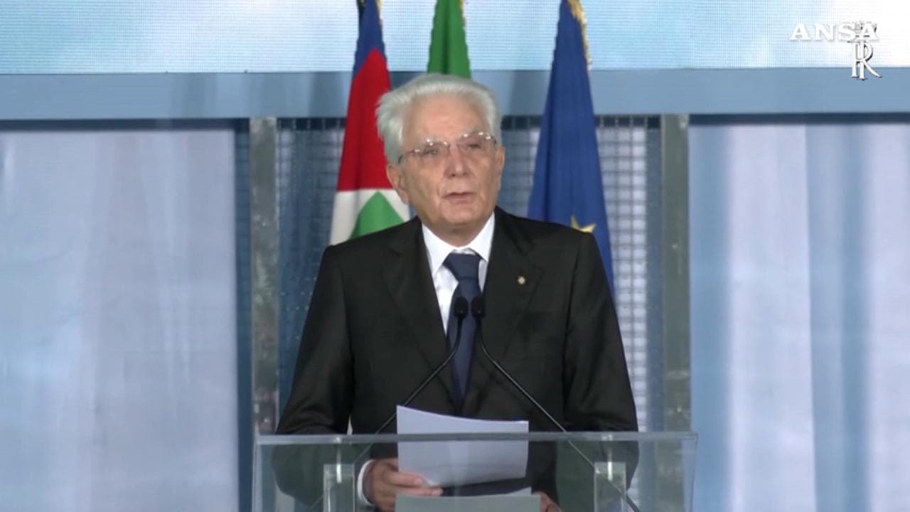 Covid, il Presidente Sergio Mattarella: "Grazie ai vaccini la scuola non chiude più"