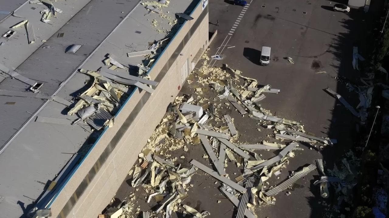 Rottami di aerei, case e metro allagate: cosa ha lasciato un giorno di maltempo al Nord Italia