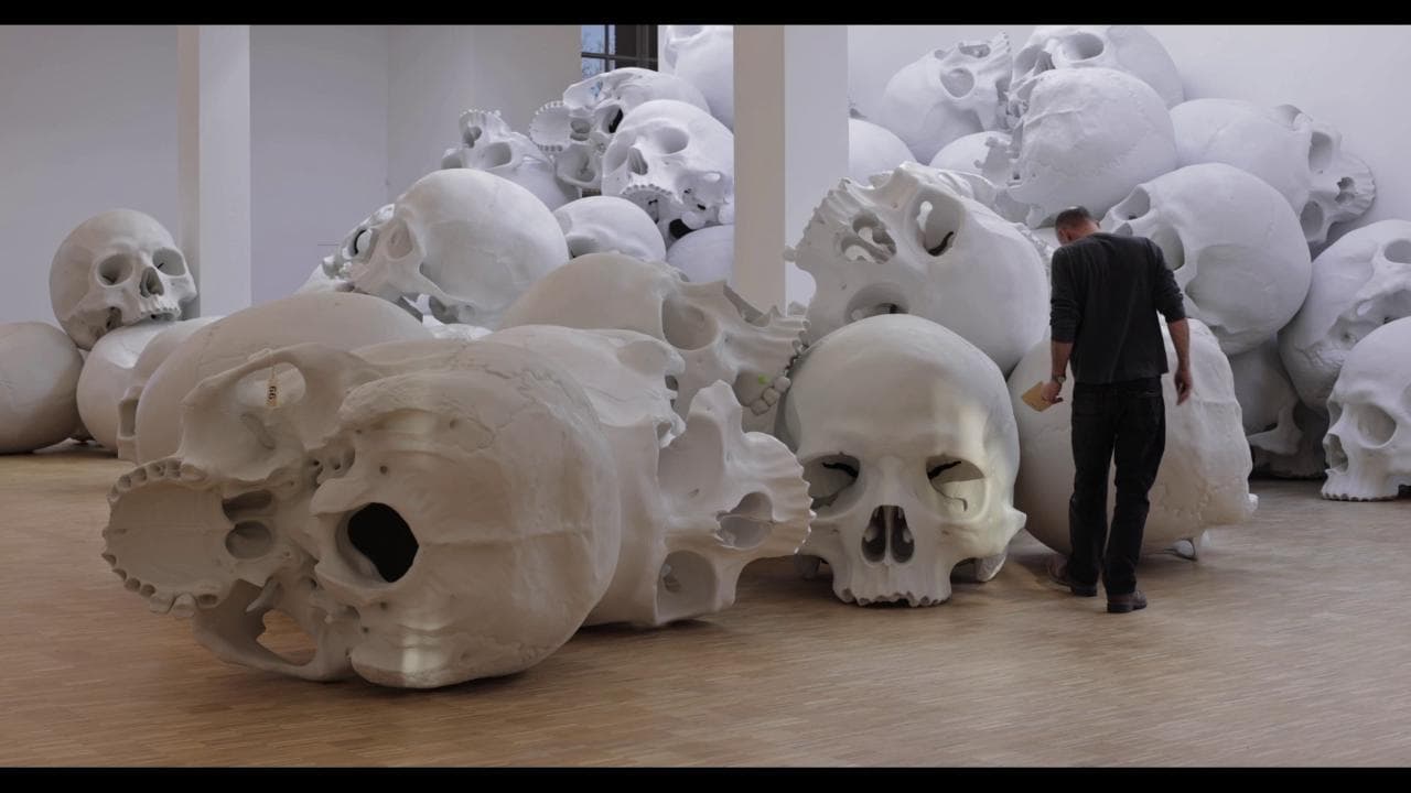 Teschi ciclopici da limare e cani da ritoccare: l'allestimento della mostra di Ron Mueck in Triennale