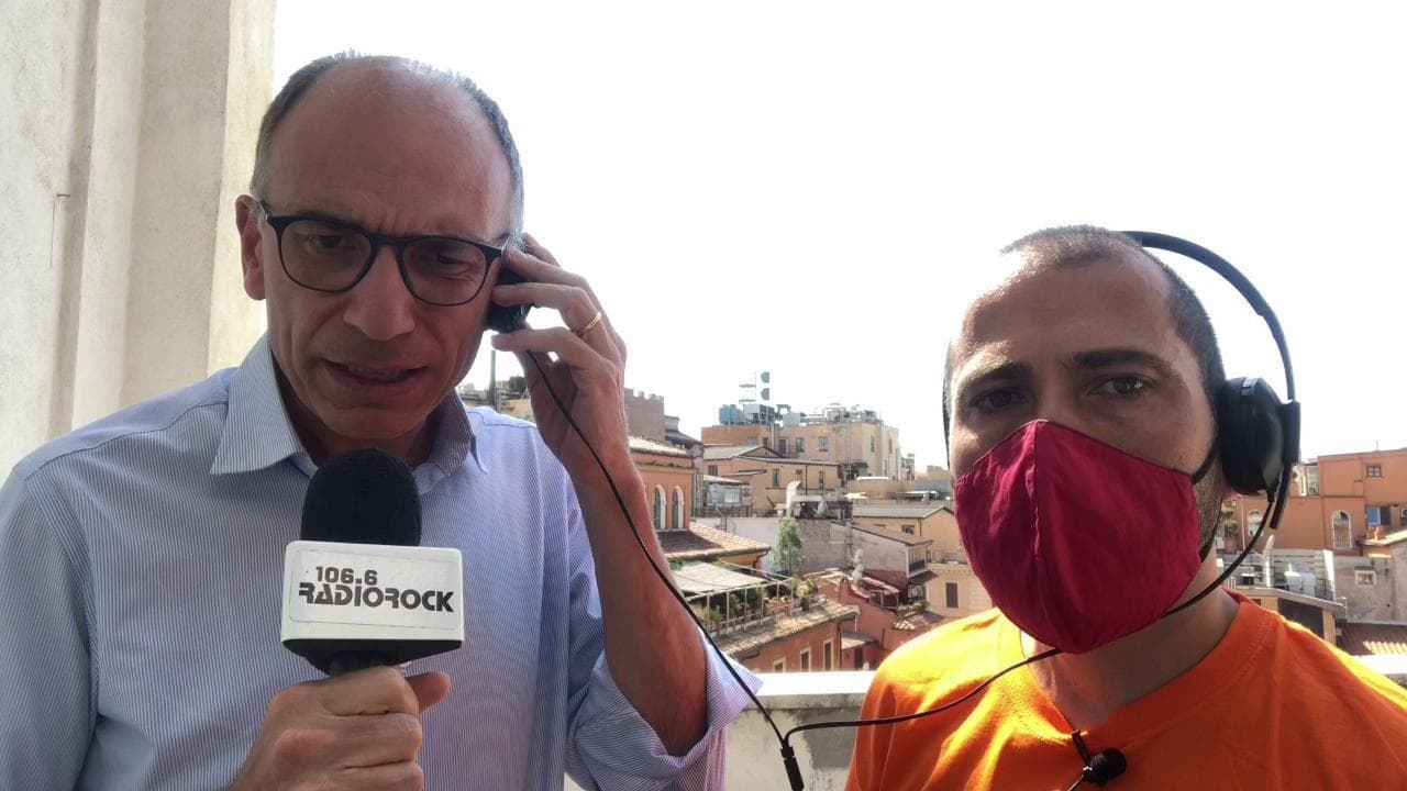 Enrico Letta canta La leva calcistica del '68 di De Gregori a Radio Rock. E sui vaccini: "Vaccinarsi è altruismo!"