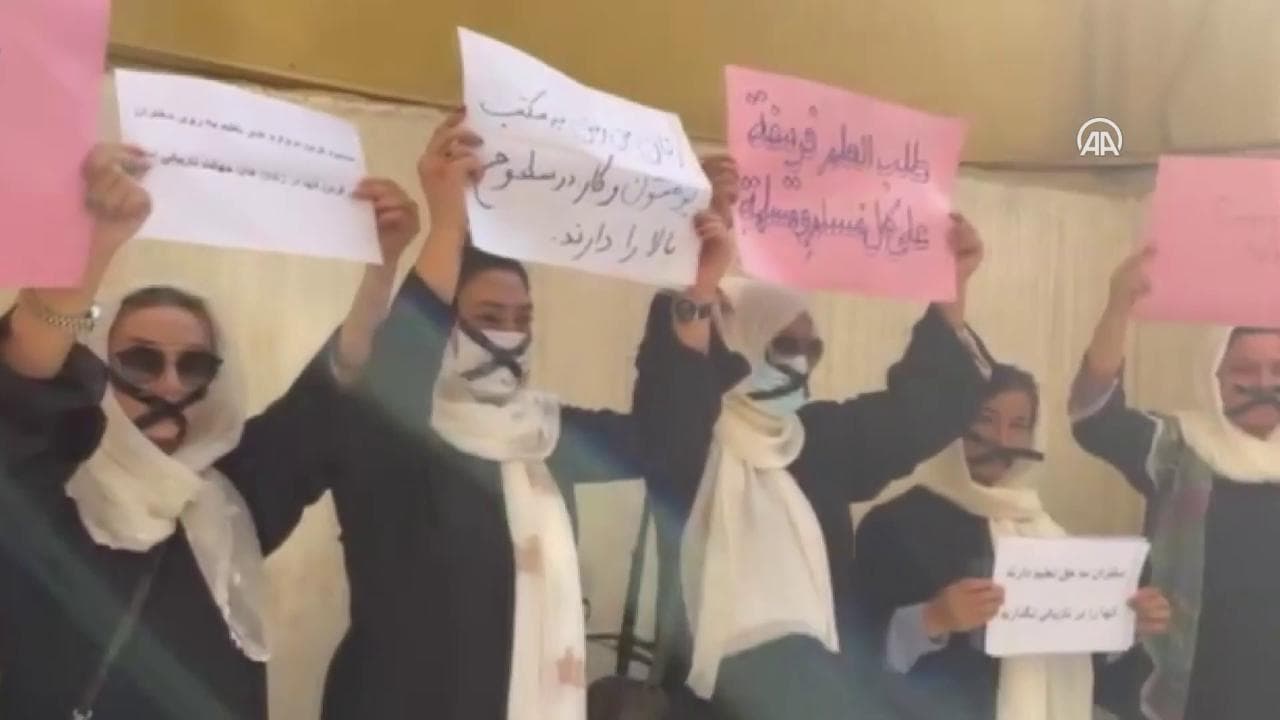 Afghanistan, le donne si chiudono la bocca con lo scotch: la protesta per il diritto allo studio