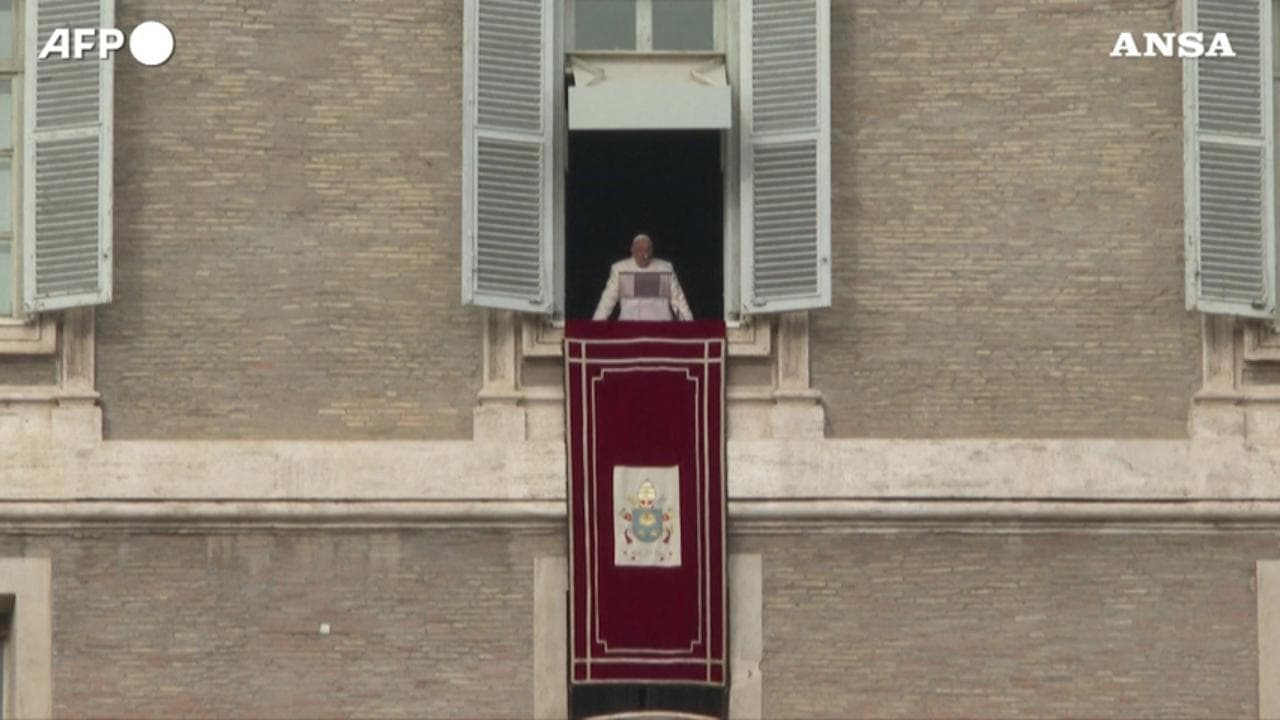 Vaticano, Bergoglio torna ad affacciarsi alla finestra per l'Angelus