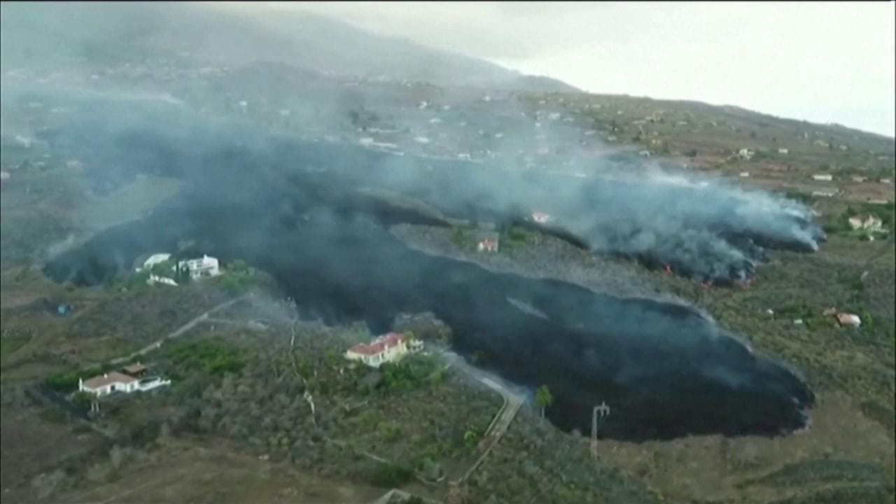 Spagna, la colata di lava distrugge il villaggio: le riprese del drone