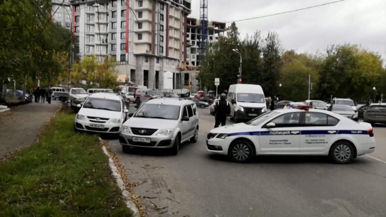 Russia, sparatoria all'università di Prem: l'arrivo della polizia sul luogo della strage