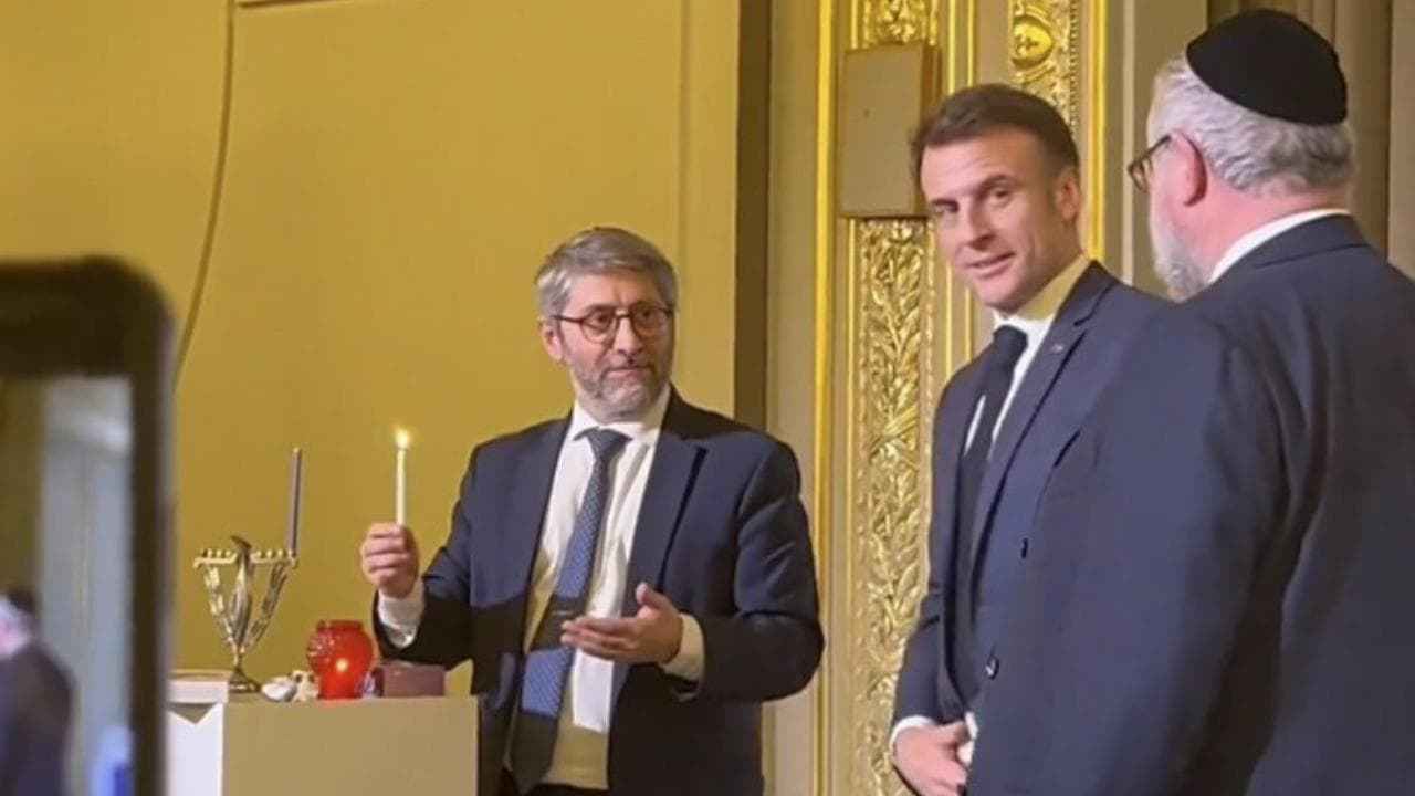 Macron accende la candela di Hanukkah all'Eliseo: bufera di polemiche in Francia