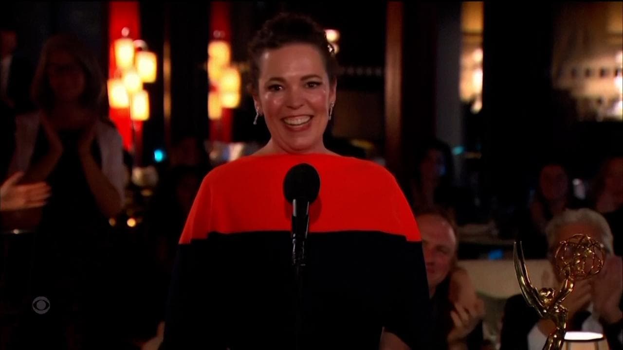 Emmy, Olivia Colman premiata come miglior attrice si commuove: “Ho perso mio padre durante la pandemia, vorrei fosse qui”