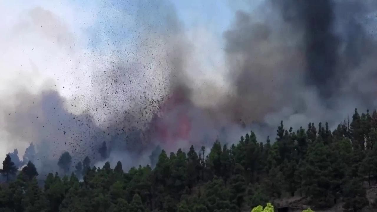 Spagna, l'eruzione del vulcano a La Palma: lava e pioggia di lapilli. Non succedeva dal 1971
