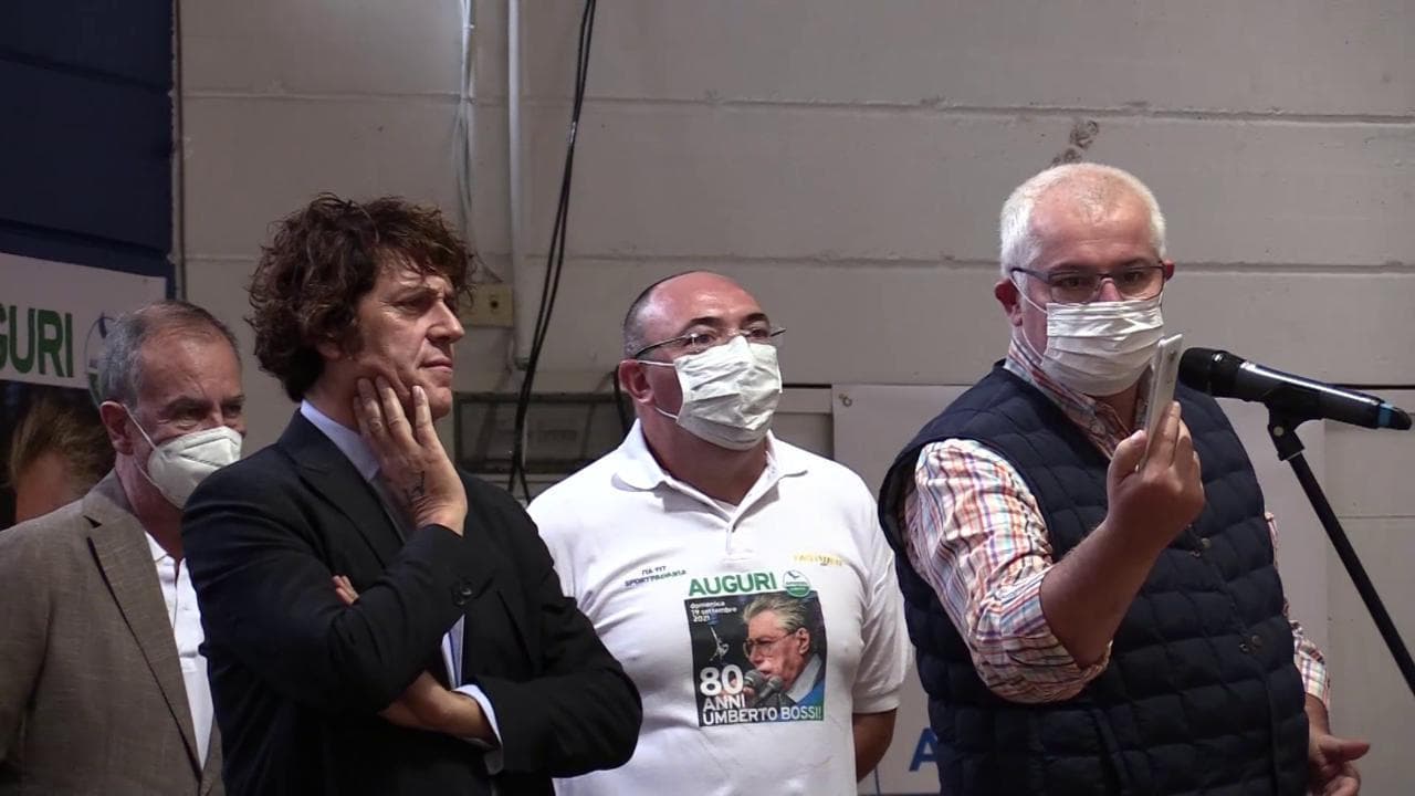 Gli 80 anni di Bossi, la vecchia Lega Nord si raduna e il senatur li chiama: "Grazie a tutti!"