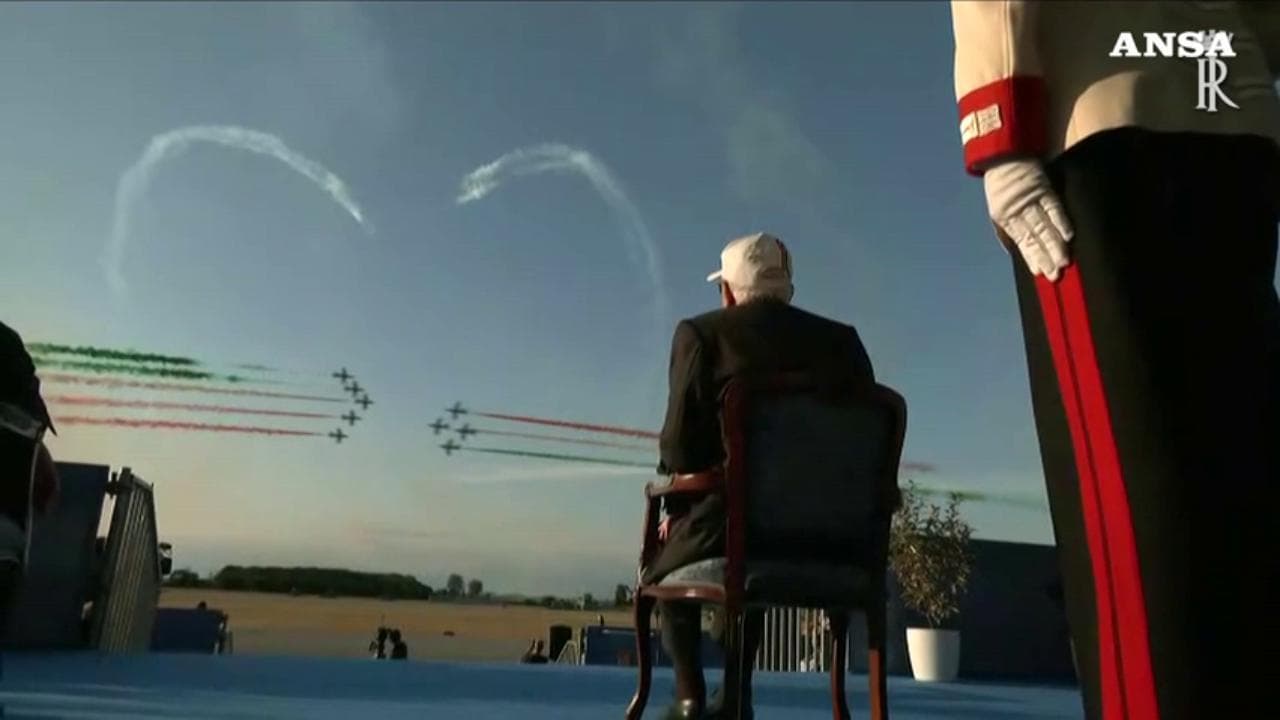 I 60 anni delle Frecce tricolori, Mattarella in cappello e occhiali da sole per ammirare lo show