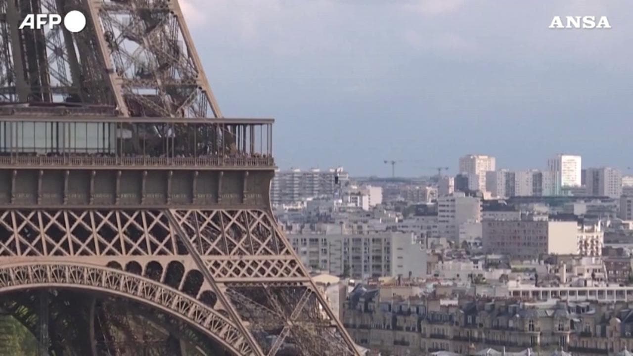 Parigi, l'impresa di Nathan Paulin: una camminata nel vuoto tra la torre Eiffel e il teatro de Chaillot