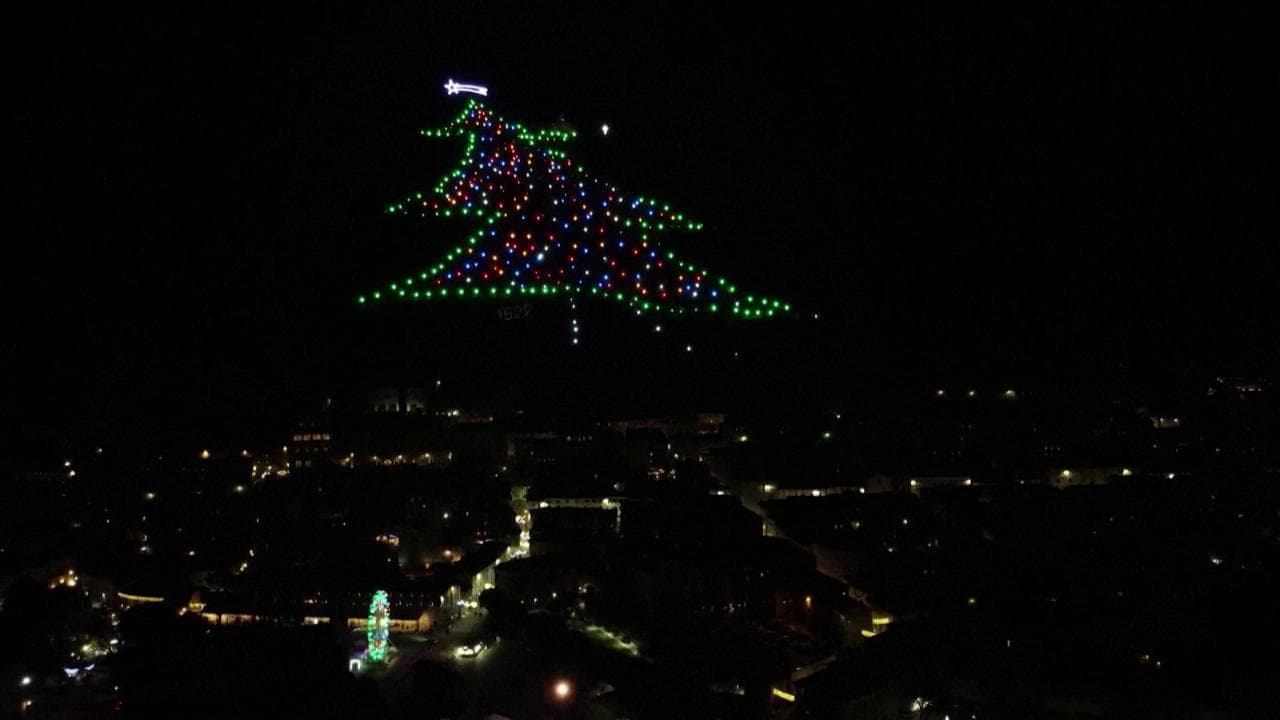 Gubbio, luci sul monte Ingino: acceso l'albero di Natale più grande al mondo