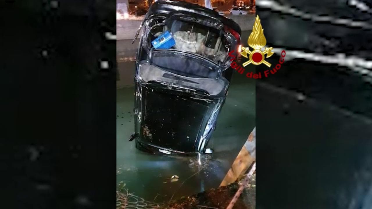 L'auto inabissata nel canale del fiume Lemene a Portogruaro (Venezia): morti incastrati tre ragazzi