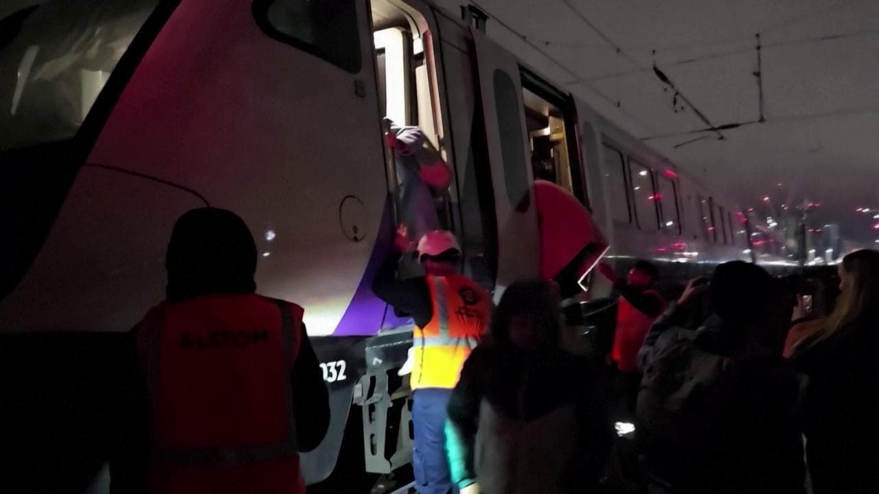 Londra, guasto elettrico sulla rete ferroviaria: passeggeri bloccati al freddo e al buio