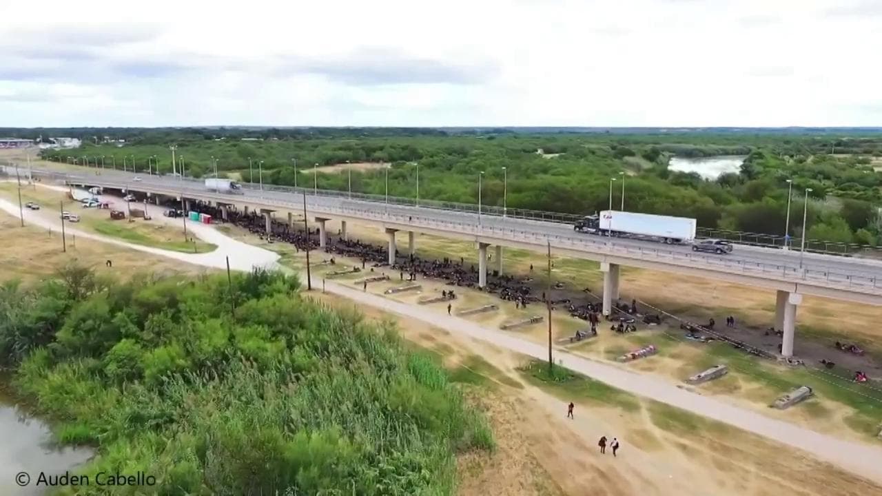 Usa, crisi migratoria tra Texas e Messico: 8 mila haitiani vivono sotto un ponte