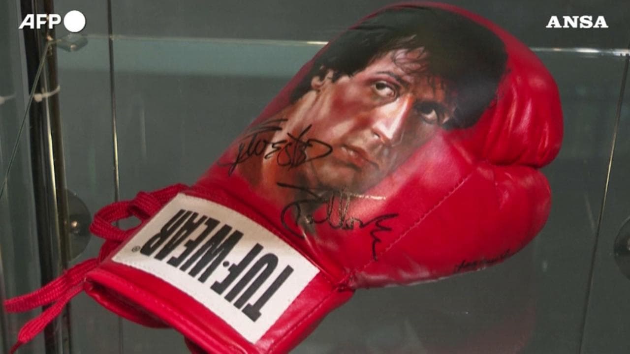 Guantoni, fascetta e stivaletti: Sylvester Stallone mette all'asta gli oggetti usati per Rocky e Rambo