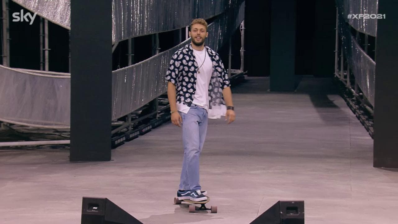 X Factor, ecco il nuovo conduttore: Ludovico Tersigni si presenta in skate davanti ai giudici