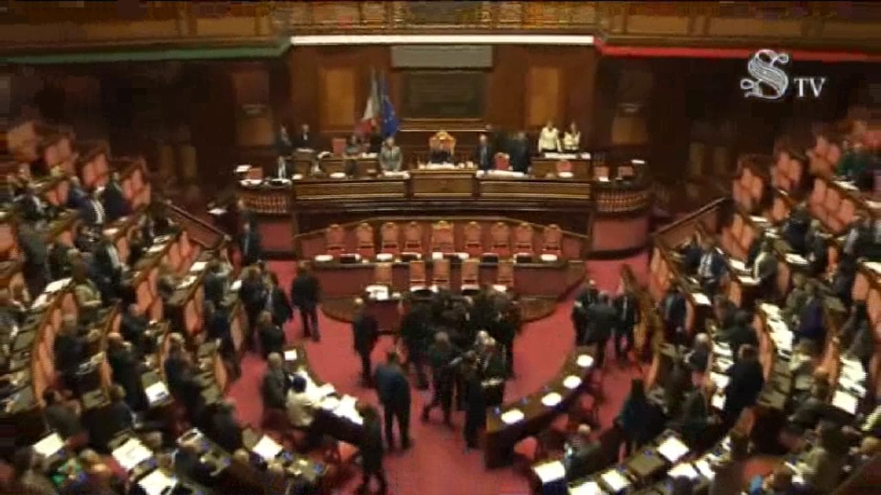 La parola "condono" viene scambiata per un insulto: bagarre in aula, seduta sospesa