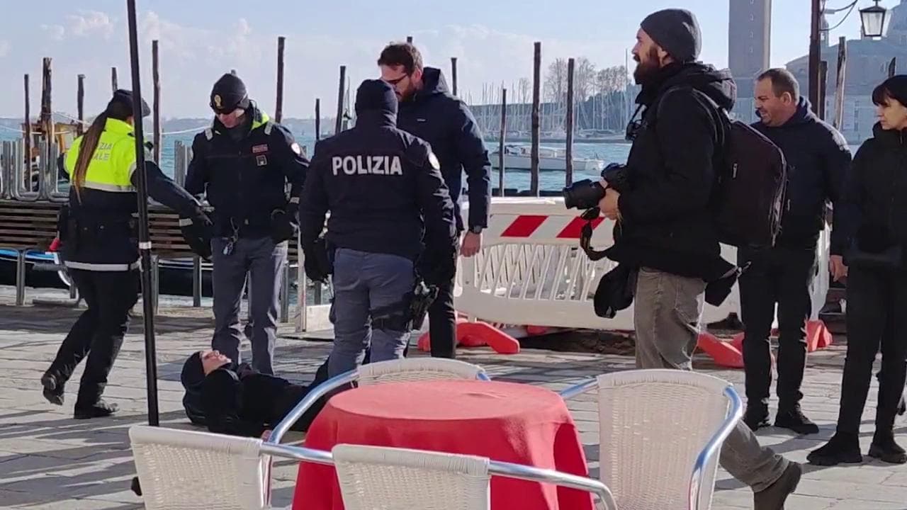 Venezia, gli attivisti trascinati via da polizia e carabinieri: avevano imbrattato di Nesquik la Basilica di San Marco