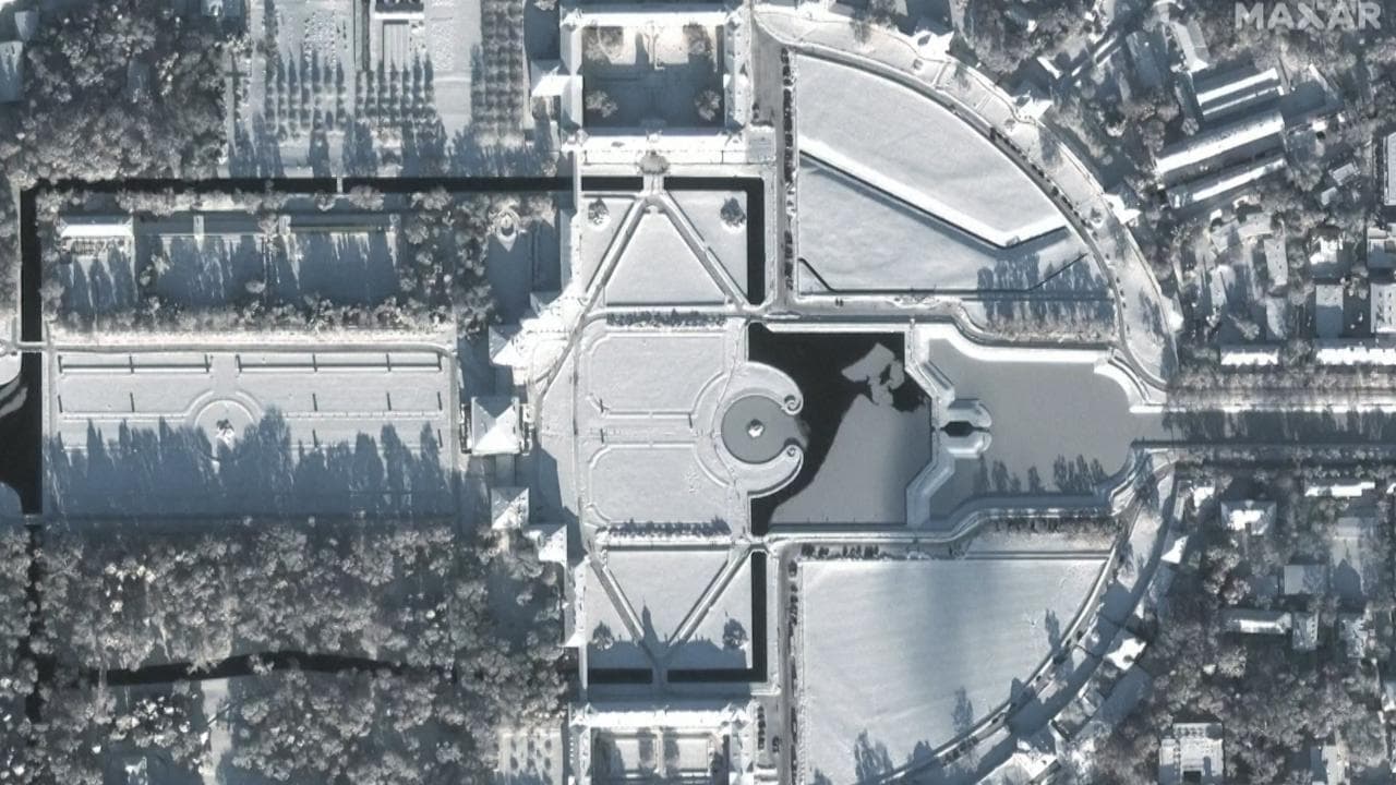 Monaco si trasforma in una vuota distesa di neve: dalle foto satellitari la città sembra spettrale