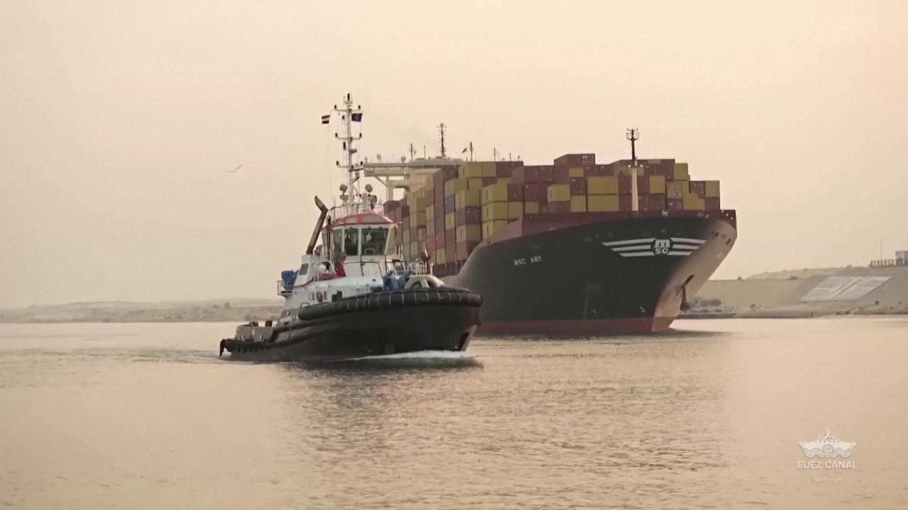 Canale di Suez,  nave cargo si schianta contro un ponte: il "gigante" è trainato da un rimorchiatore