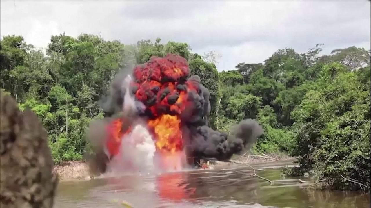 Esplosioni nella foresta amazzonica, l'operazione del governo colombiano contro le miniere d'oro illegali
