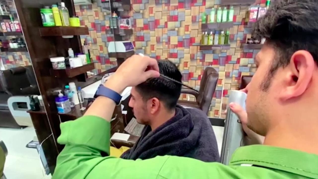 Afghanistan, la preoccupazione dei barbieri di Kabul: "Se nessuno taglierà più la barba resteremo senza lavoro"