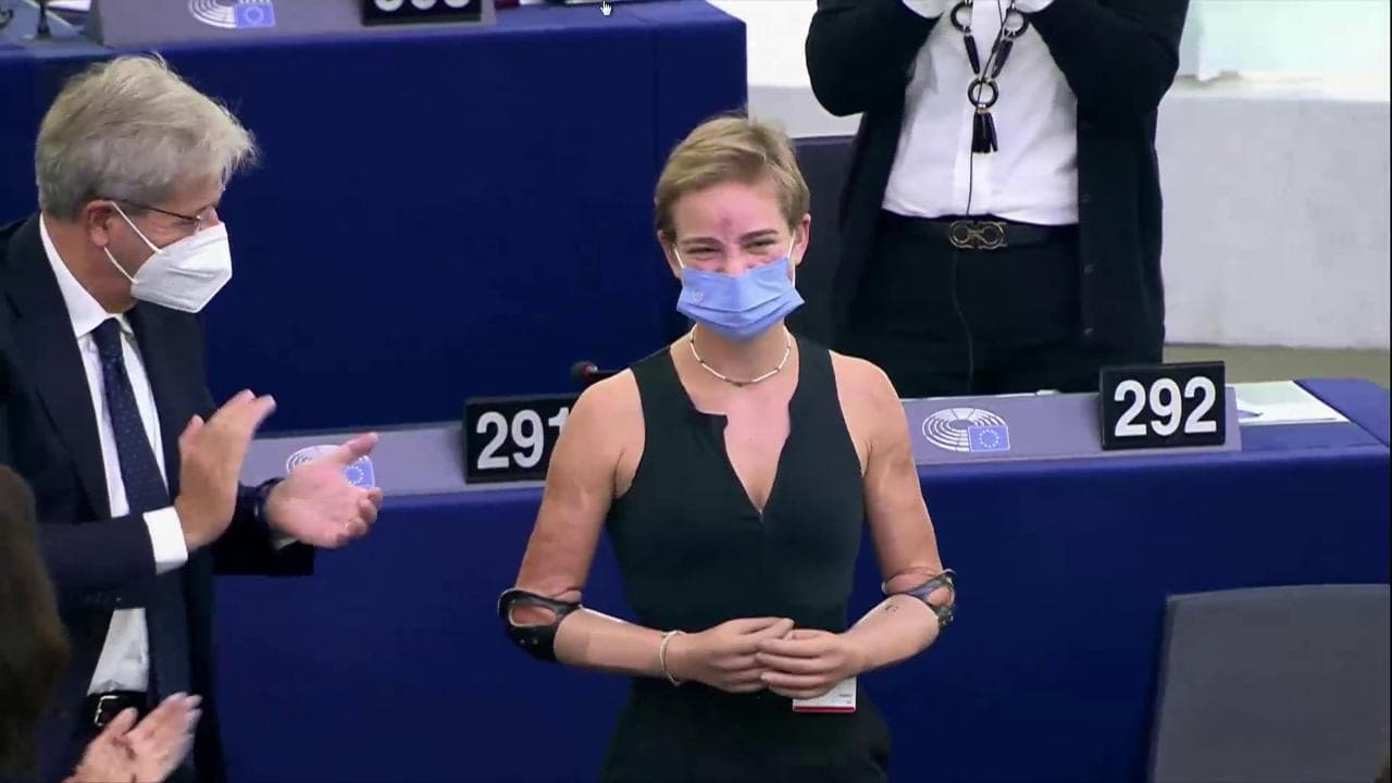 Bebe Vio ospite d'onore nell'Europarlamento, ovazione per lei. Von der Leyen: "È una leader"