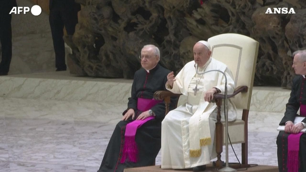 Vaticano, Papa Francesco all'udienza generale: "Sto molto meglio ma fatico se parlo troppo"