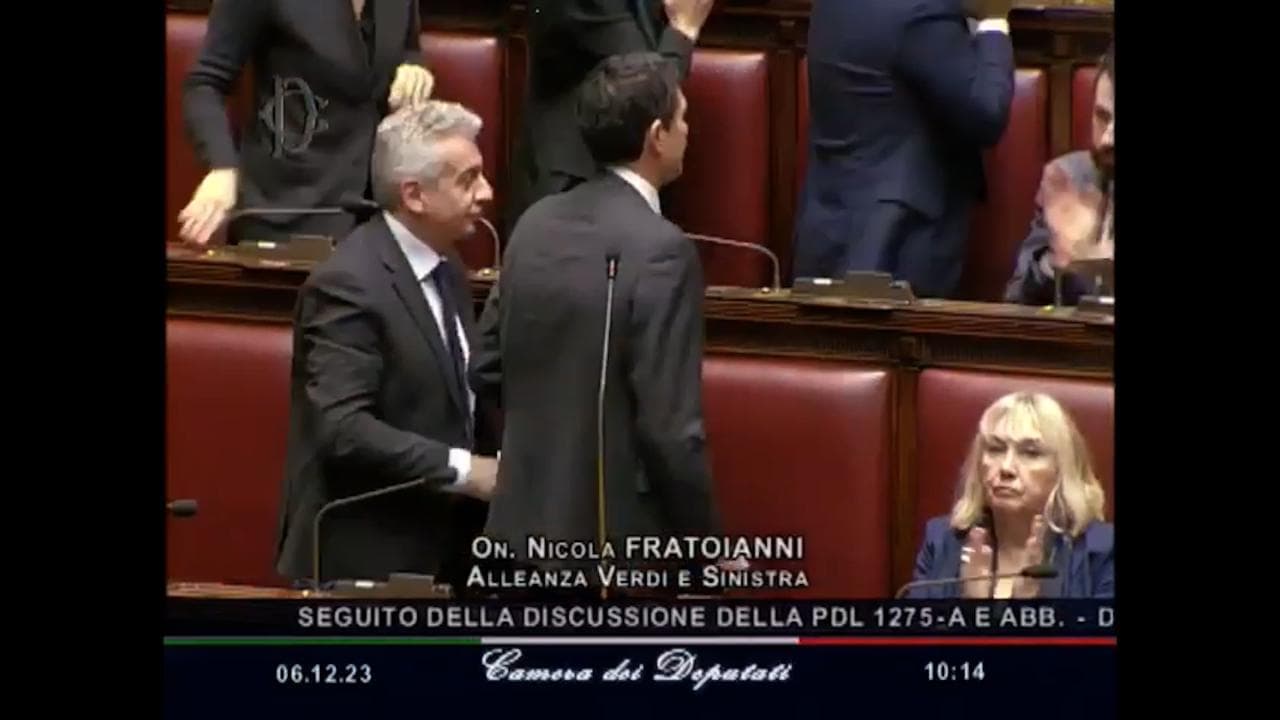 Salario minimo, Fratoianni al governo: "Vi voltiamo le spalle, come voi avete fatto con i lavoratori"