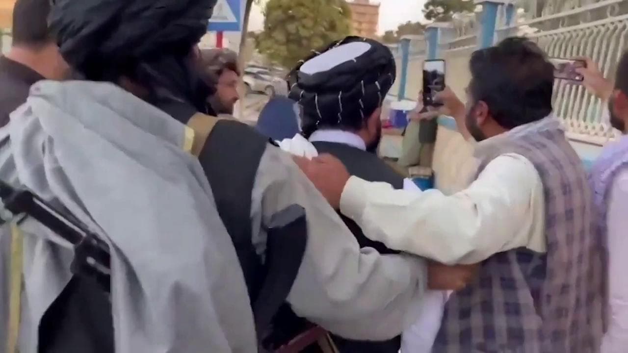 Afghanistan, selfie per strada con il portavoce del governo talebano