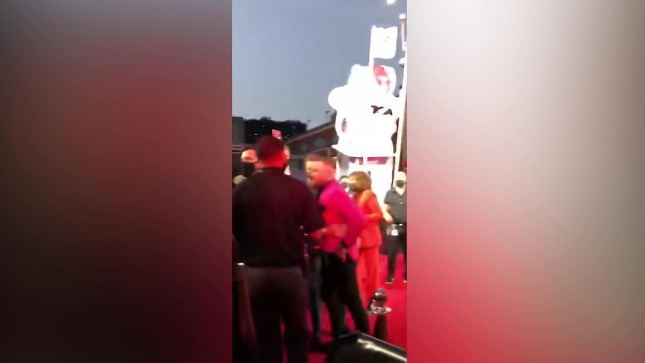 Mtv Music Awards, rissa sfiorata sul red carpet tra McGregor e il rapper Machine Gun Kelly