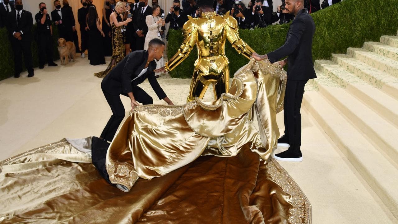 Met gala, i look esagerati delle star: dalla corazza d'oro del rapper Lil Nas X all'abito di Billie Eilish