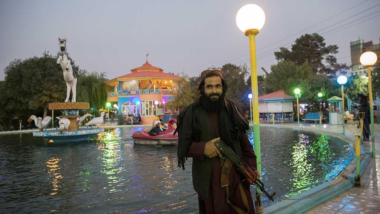 Afghanistan, i talebani "occupano" il parco giochi di Kabul e si mostrano divertiti sulle giostre