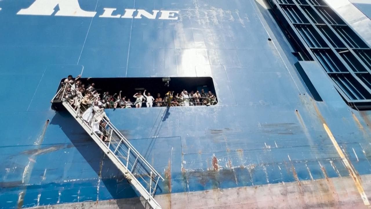 Yemen, la nave cargo sequestrata con l'equipaggio a bordo dagli Houthi diventa un'attrazione