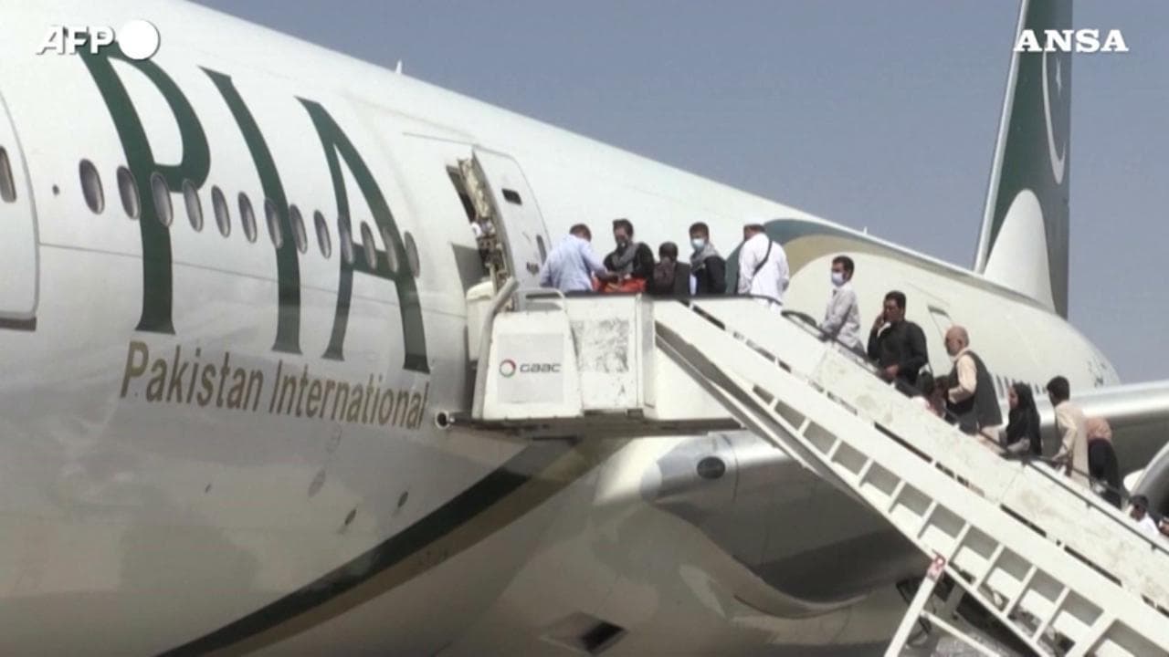 Afghanistan, aereo atterra a Kabul: è il primo volo commerciale dal ritorno dei talebani