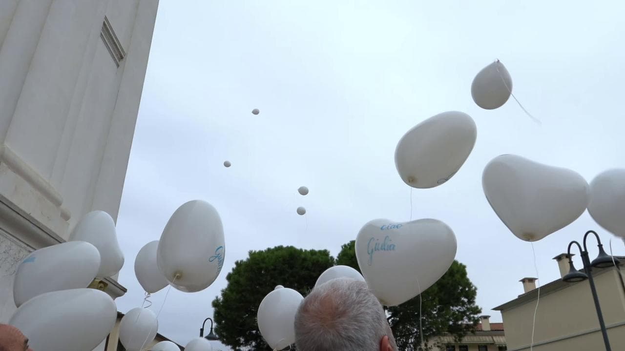 Saonara, dopo il funerale di Giulia Cecchettin liberano in aria palloncini bianchi