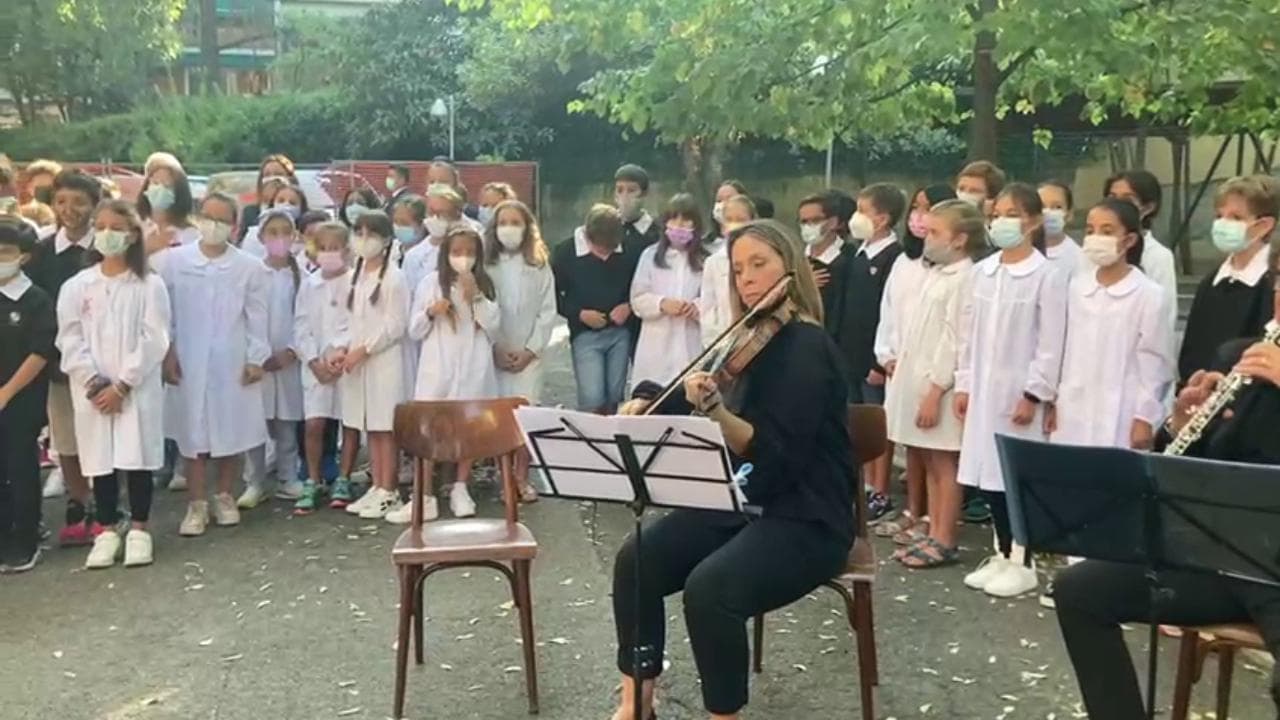Il ministro Bianchi a Bologna per il primo giorno di scuola: i bambini cantano l'inno di Mameli