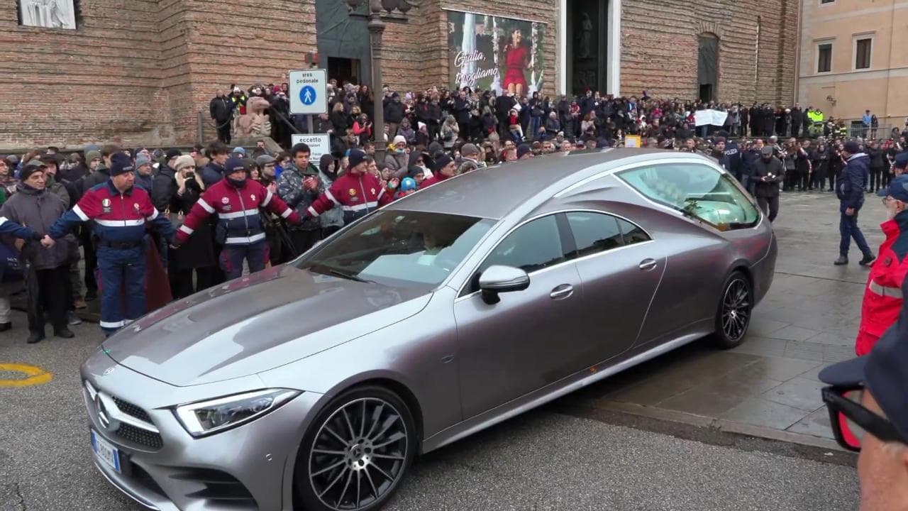 Il carro funebre di Giulia Cecchettin lascia la Basilica: lancio di rose sull'auto