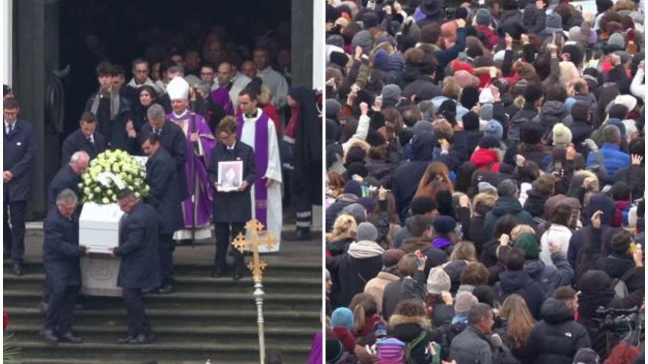 Funerali Giulia Cecchettin, all'uscita del feretro la folla in piazza "fa rumore" agitando le chiavi