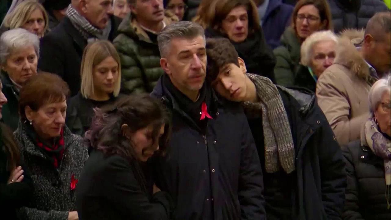 Funerali Giulia Cecchettin, Elena e Davide abbracciano il papà Gino