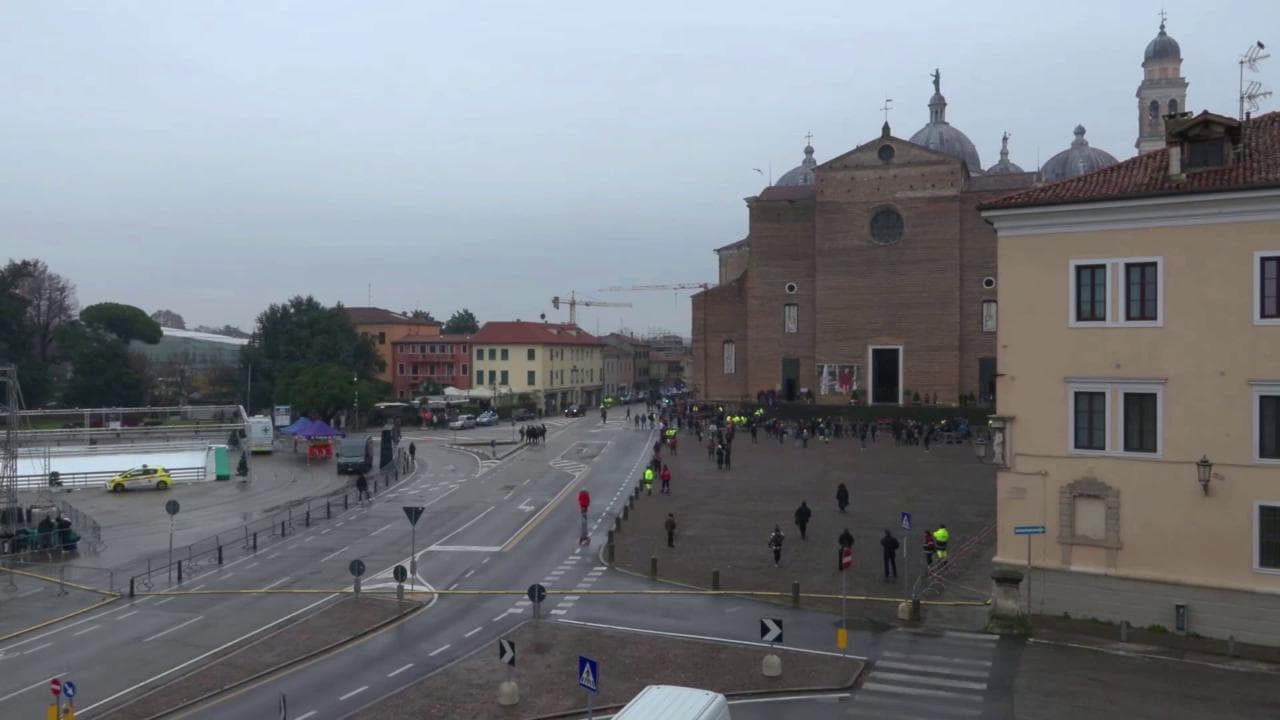 Oltre 8mila persone per i funerali di Giulia. Il timelaspse della piazza che si riempie